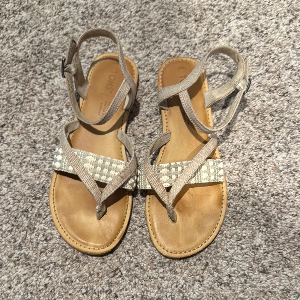 Toms Tan Sandals Strappy Flat Design